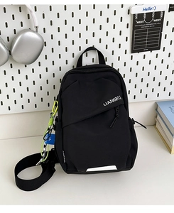 Gros plan du sac banane noir avec tirettes vert fluo et bande réfléchissante de sécurité