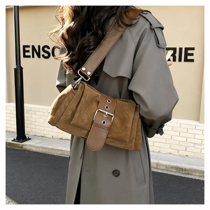 Vue détaillée du sac à bandoulière marron mat avec grande boucle argentée et sangle large