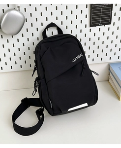 Détail du sac de poitrine en nylon noir avec bande réfléchissante et multi-poches zippées