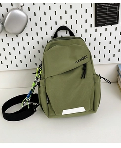 Gros plan sur le sac bandoulière en nylon vert avec logo et cordon de zip vert néon