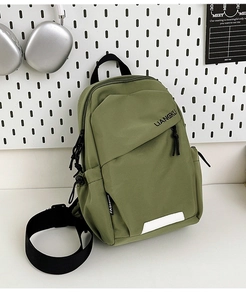 Détail du sac de poitrine en nylon vert armée avec double fermeture éclair et étiquettes