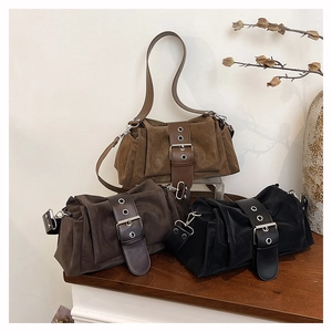 Trois sacs vintage en daim noir et marron avec des boucles larges et élégantes sur le devant
