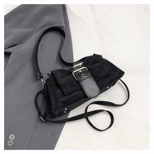Détail du sac bandoulière vintage noir avec boucles argentées et deux sangles différentes