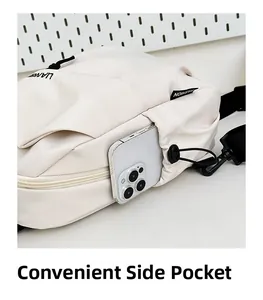 Détail de la poche latérale pratique à cordon sur le sac de poitrine beige pour mobile