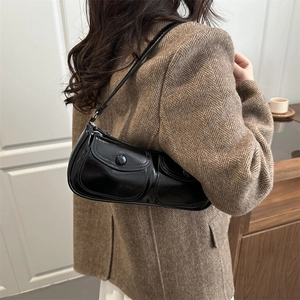 Sac baguette noir minimaliste en simili cuir avec deux poches et détails argentés pour femme