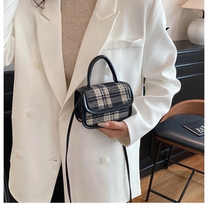 Détail du mini sac en tweed à carreaux noir et blanc avec bordure en cuir et poignée