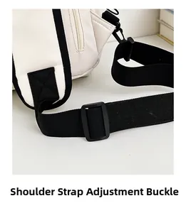 Gros plan de la bandoulière réglable et de la boucle sur le sac de poitrine crème