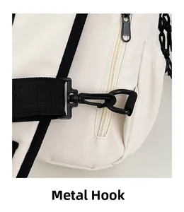 Détail du crochet métallique noir et de la sangle en nylon sur un sac de poitrine beige