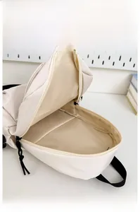Vue intérieure du sac à bandoulière spacieux en nylon avec fermeture éclair noire