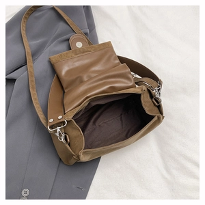 Vue détaillée de l'intérieur du sac à main vintage marron avec rabat magnétique