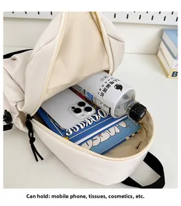 Détail montrant la grande capacité intérieure du sac à bandoulière crème pour mobile