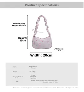 Vista dettagliata della borsa floreale in nylon con dimensioni e tracolla a pieghe