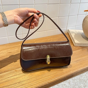 Retro dunkelbraune Damen-Achseltasche aus Ölwachsleder mit goldener Schnalle