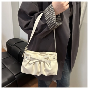 Borsa a tracolla color panna con fiocco e borchie a stella in stile casual moderno