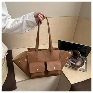 Borsa tote in pelle marrone a grana litchi con doppie tasche frontali e fibbie metalliche