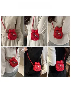Dettaglio mini borsa a tracolla rossa per bambine con fiocco 3D e toppa a cavallino