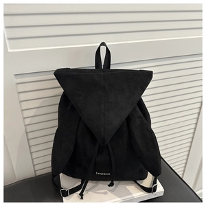 Dettaglio dello zaino in pelle scamosciata nera con orecchie di coniglio e logo fashion