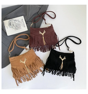 Trois sacs seaux à franges en daim noir, marron foncé et fauve avec tête de cerf dorée
