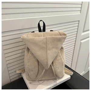 Dettaglio dello zaino in velluto beige con patta a orecchie di coniglio e coulisse