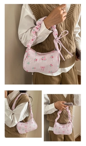 Dettaglio della borsa hobo floreale con spalline a ruches e fiocchi rosa decorativi