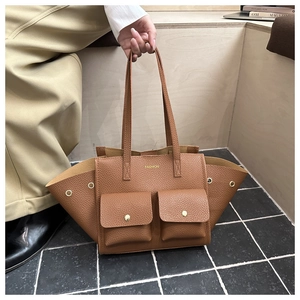 Dettaglio borsa tote marrone grana litchi con doppie tasche frontali e fibbie metalliche