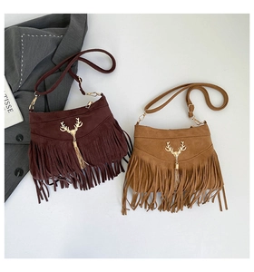 Détail de sacs à bandoulière rétro à franges avec fermoir tête de cerf doré élégant