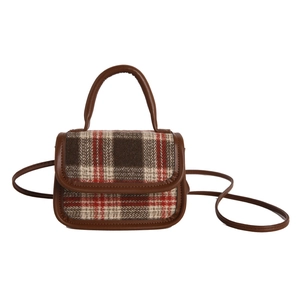 Mini sac à bandoulière à carreaux avec garniture en cuir marron sur fond blanc pur