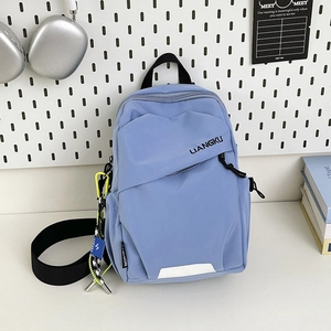 Sac de poitrine élégant en nylon bleu clair pour voyage avec sangle réglable et réflecteur