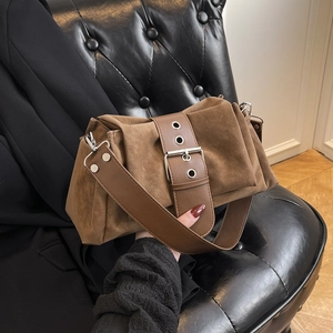 Sac bandoulière vintage en daim marron avec large boucle en cuir et accents argentés