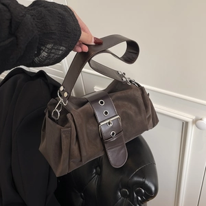 Sac à main vintage marron avec grande boucle métallique et bandoulière large tendance