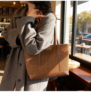 Détail du sac cabas léopard avec texture mate marron et logo FASHION & BAGS