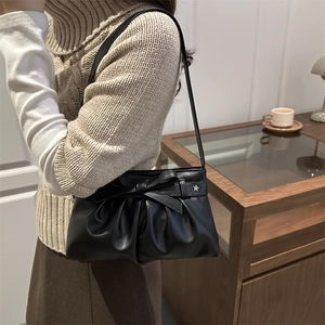 Sac hobo plissé noir chic avec nœud et breloque étoile pour un look quotidien stylé