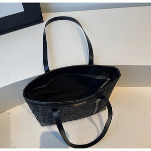 Vue de dessus du grand sac léopard noir montrant l'intérieur spacieux et la poche zippée