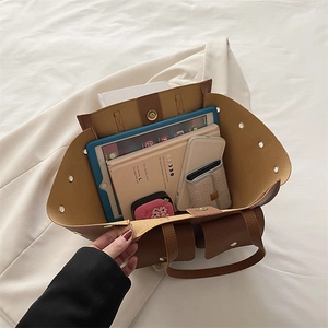 Grand sac cabas marron bicolore avec boucle magnétique montrant l'espace intérieur