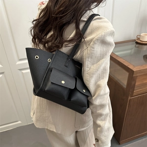 Sac cabas noir à motif litchi avec détails dorés et poches doubles élégantes