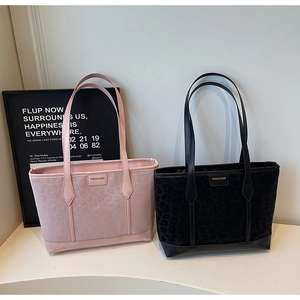 Détail de sacs fourre-tout à motif léopard noir et rose avec lettrage de mode chic