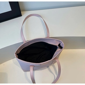 Vue détaillée du sac cabas en cuir PU rose avec fermeture éclair et doublure intérieure