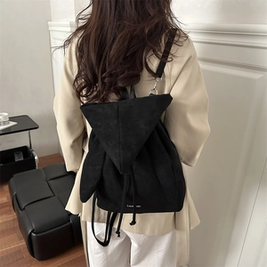 Grande zaino in camoscio nero con design a orecchie lunghe e coulisse superiore