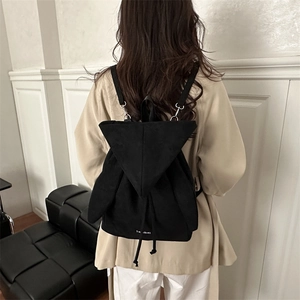 Zaino grande in pelle scamosciata nera con scritta fashion e patta geometrica
