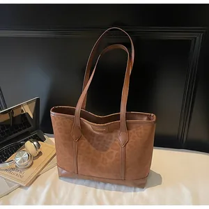 Vue détaillée du sac cabas à imprimé léopard marron avec de grandes anses souples