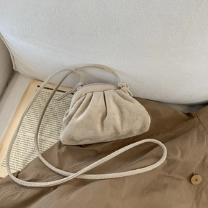 Elegante borsa a nuvola in camoscio beige satinato con design a pieghe e tracolla