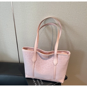 Gros plan du sac cabas rose à motif léopard avec le logo Fashion & Bags en détail