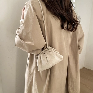 Sac bandoulière nuage plissé beige minimaliste avec texture mate et fine bandoulière