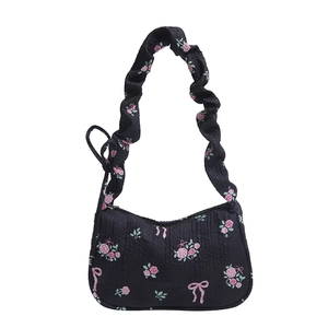 Borsa a spalla nera con fiori, fiocchi rosa e tracolla con volant increspati