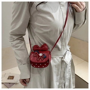 Detail van rood kindertasje met strik en ruitpatroon in hoogwaardig PU-leer