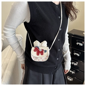 Weiße Mini-Umhängetasche mit gesteppter Textur und roter Pferdestickerei am Modell