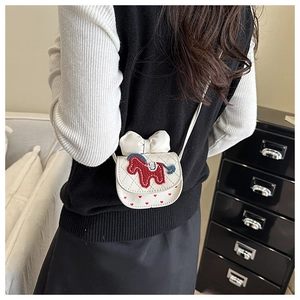 Detail einer weißen gesteppten Mini-Umhängetasche mit Pony-Stickerei und großer Schleife