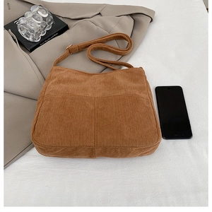 Vue détaillée du sac cabas en velours côtelé marron avec bandoulière réglable