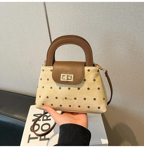 Détails du sac rétro à pois avec bandoulière en cuir et fermoir doré métallisé