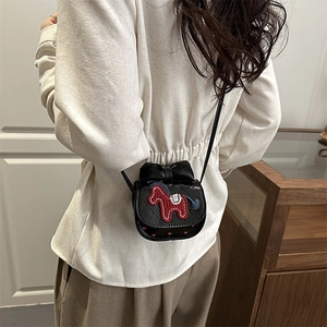 Mini zwart gewatteerde crossbodytas met geborduurd paardenmotief en een strik